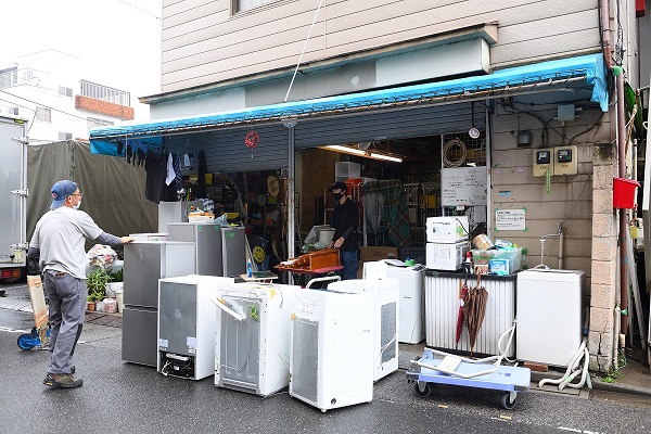 仕入れ先からトラックが到着。運ばれてきたリサイクル品はていねいに点検、清掃。さらに動作確認をした後、安心して使っていただけるよう販売時には3カ月の保証を付けています