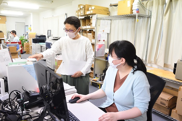 各社員と頻繁にコミュニケーションをとる社長(左) 進捗状況と社員の判断の確認を行います