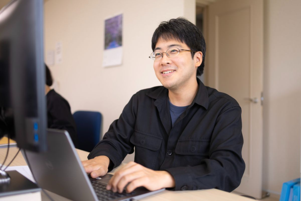 「風通しのいい会社なので、リラックスして仕事に取り組めています」と語るH.T.さん。2025年1月に正社員にステップアップした